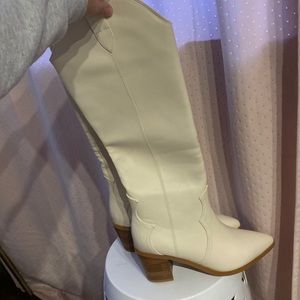 White Billini boots size 7. Never worn. No box.